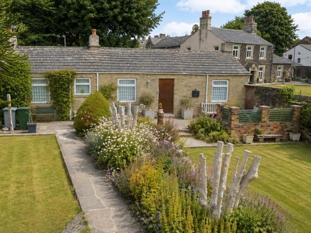 2 bedroom detached house for sale