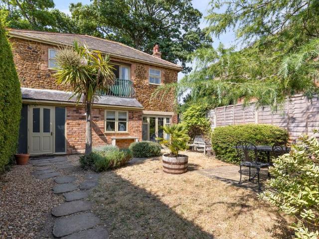 2 bedroom detached house for sale