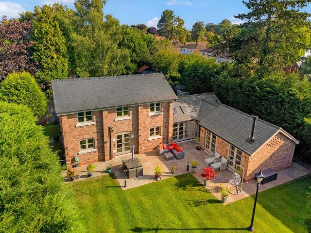 2 bedroom detached house for sale