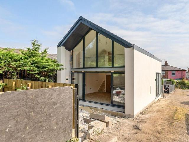 2 bedroom detached house for sale