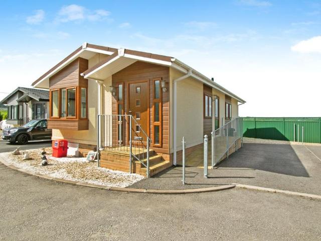 2 bedroom detached house for sale