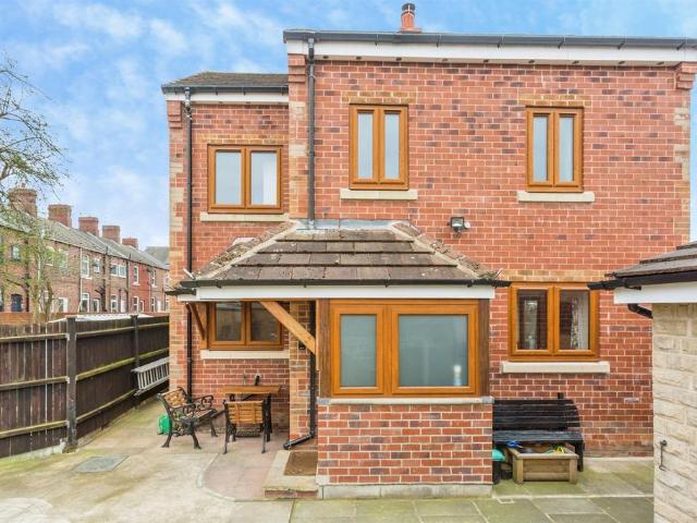 2 bedroom detached house for sale