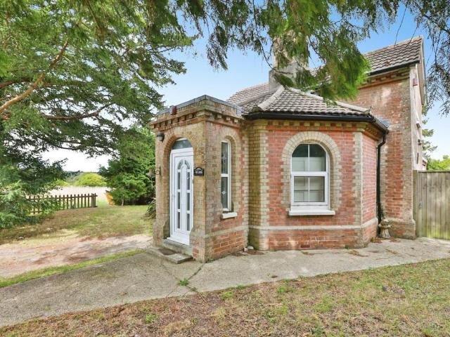 2 bedroom detached house for sale
