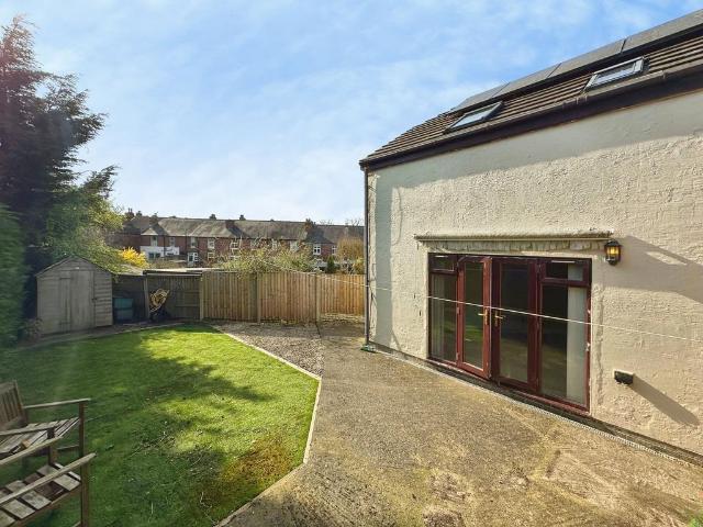 2 bedroom detached house for sale