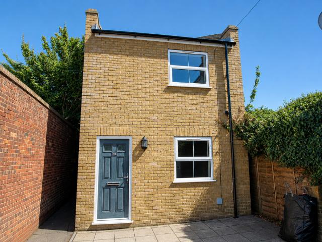 2 bedroom detached house for sale