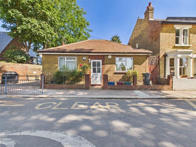 2 bedroom detached house in Linkfield Road, Isleworth, Middlesex, TW7