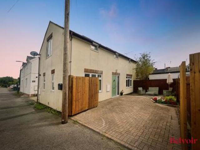 2 bedroom Detached house To Let