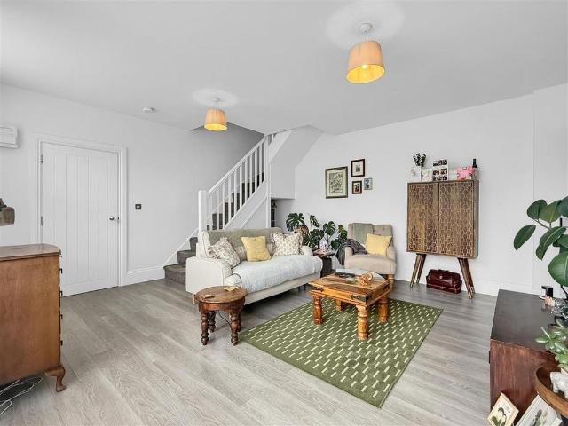 2 bedroom detached house to rent
