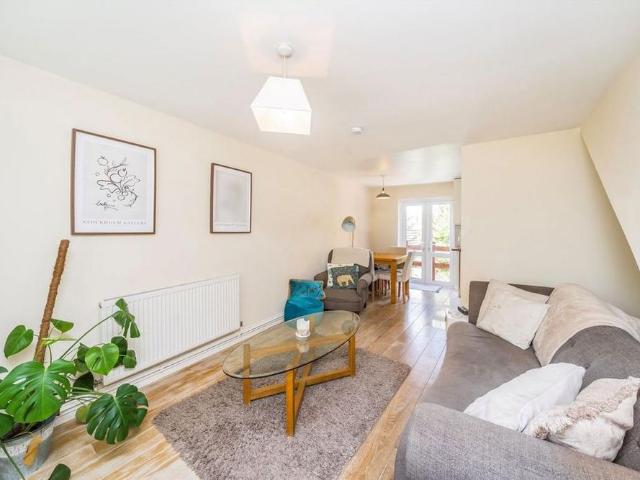 2 bedroom detached house to rent