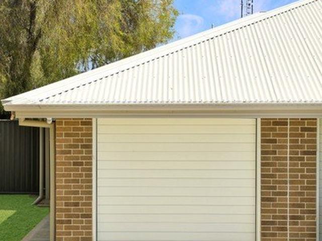 2 bedroom duplet available now !