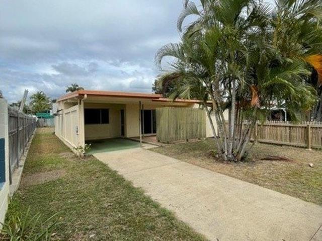 2 Bedroom Duplex Air conditioned Fenced Yard