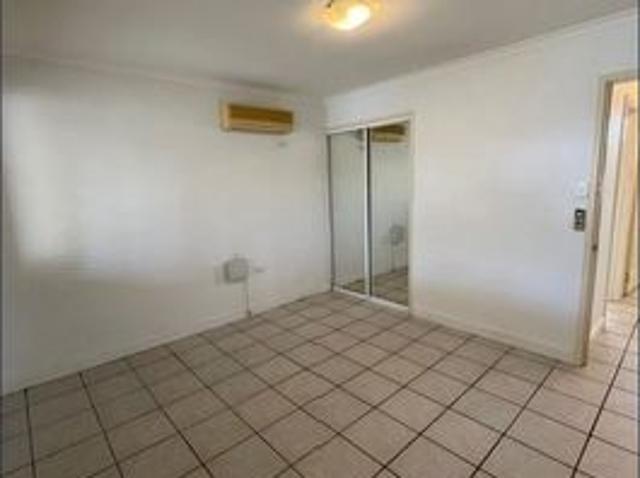 2 Bedroom Duplex Air conditioned Fenced Yard