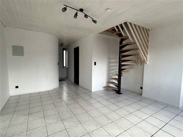 2 bedroom duplex apartment near train station