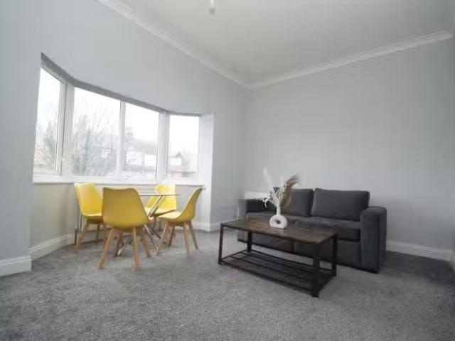 2 bedroom duplex for rent in Surrey Road, Cliftonville, Margat.