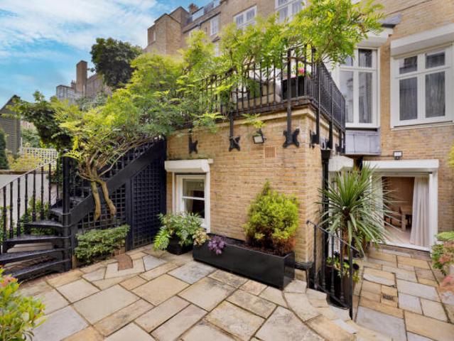 2 bedroom duplex for sale in Cadogan Place, London, SW1X