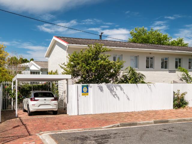 2 Bedroom Duplex To Let in Wynberg Upper