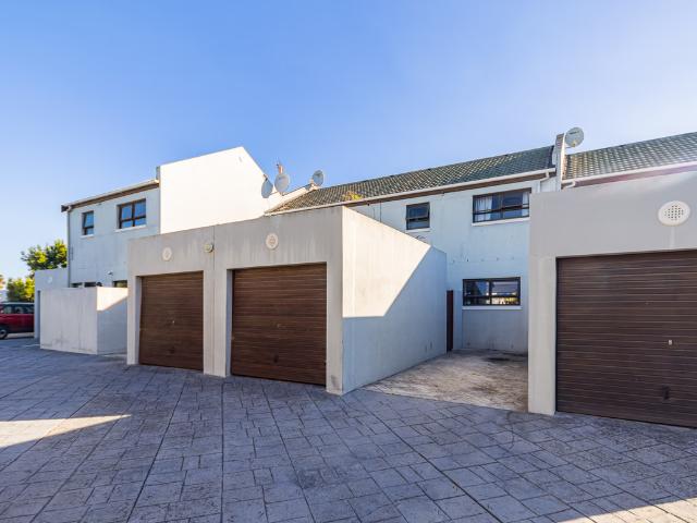 2 Bedroom Duplex To Let in Blouberg Sands