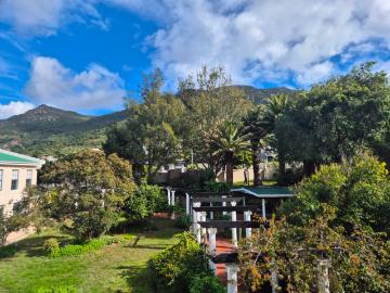 2 Bedroom Duplex To Let in Hout Bay Central