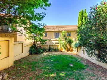 2 Bedroom Duplex To Let in La Montagne