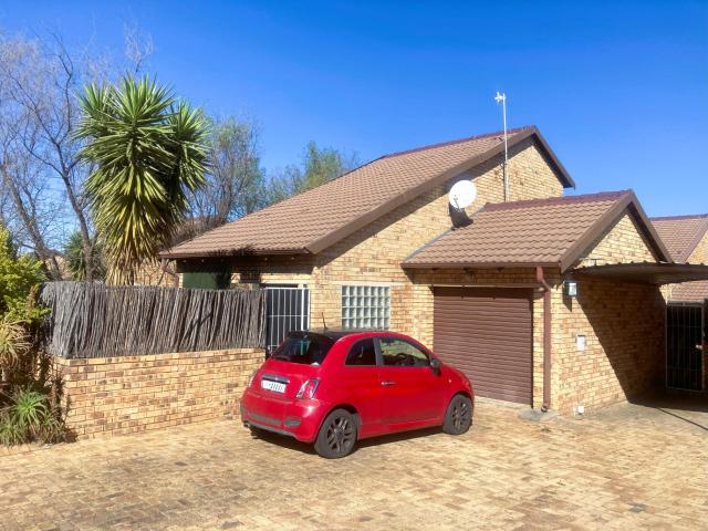 2 Bedroom Duplex To Let in Rooihuiskraal North