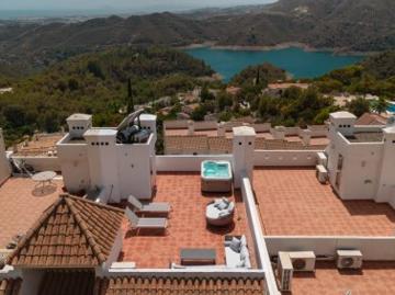 2 bedroom duplex townhouse with sea views and jacuzzi in Istán, Costa del Sol