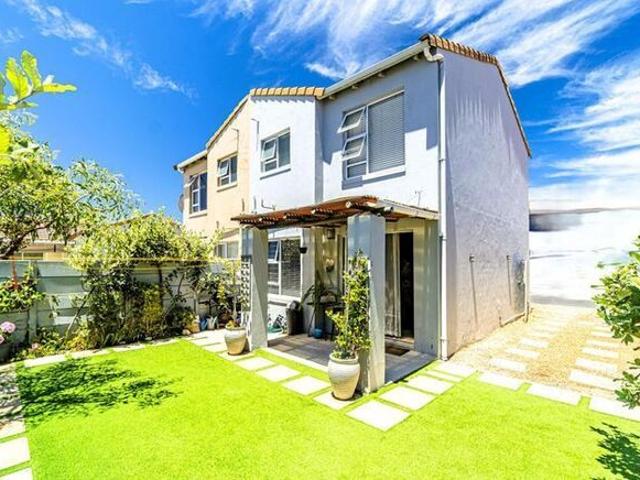 2 Bedroom duplex townhouse freehold to rent in Muizenberg, Cape Town