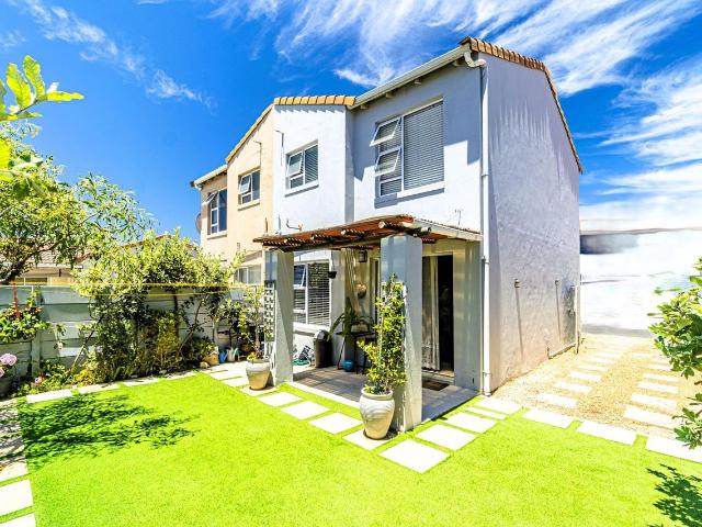 2 Bedroom duplex townhouse freehold to rent in Muizenberg, Cape Town