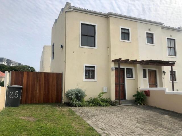 2 Bedroom duplex townhouse sectional to rent in Wynberg, Cape Town