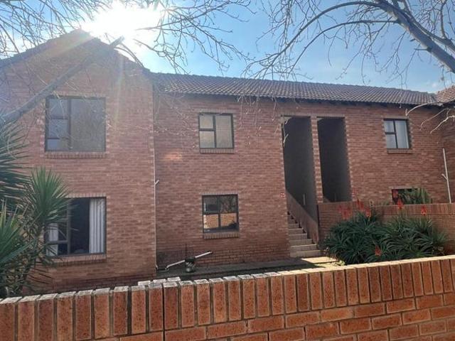 2 Bedroom duplex townhouse sectional to rent in Langenhovenpark, Bloemfontein