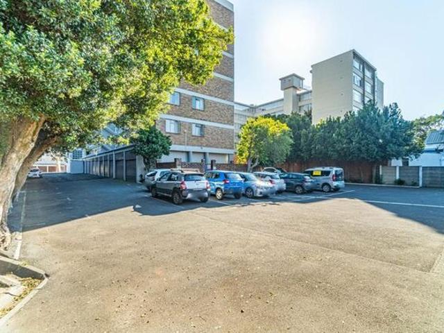 2 Bedroom duplex townhouse sectional to rent in Rondebosch Village, Cape Town