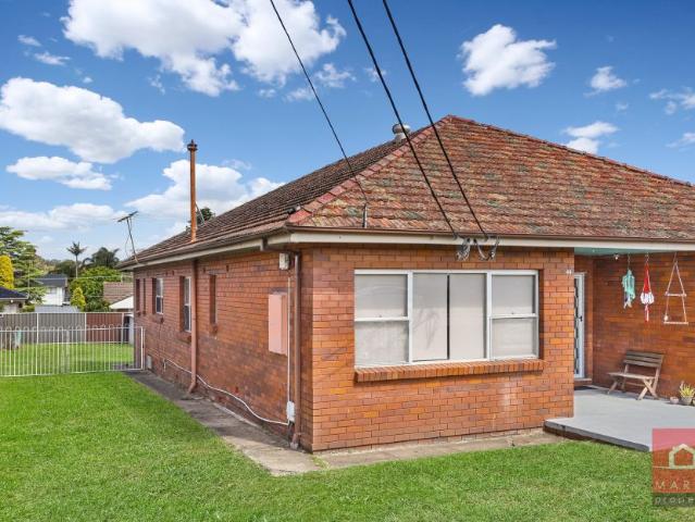 2 Bedroom Duplex with Great Backyard