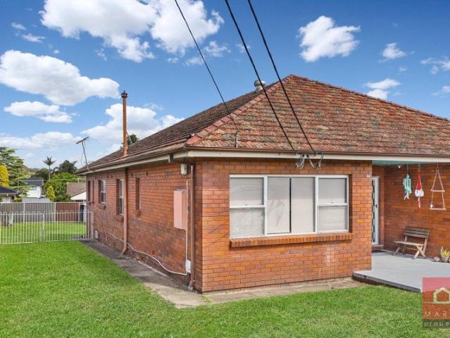 2 Bedroom Duplex with Great Backyard