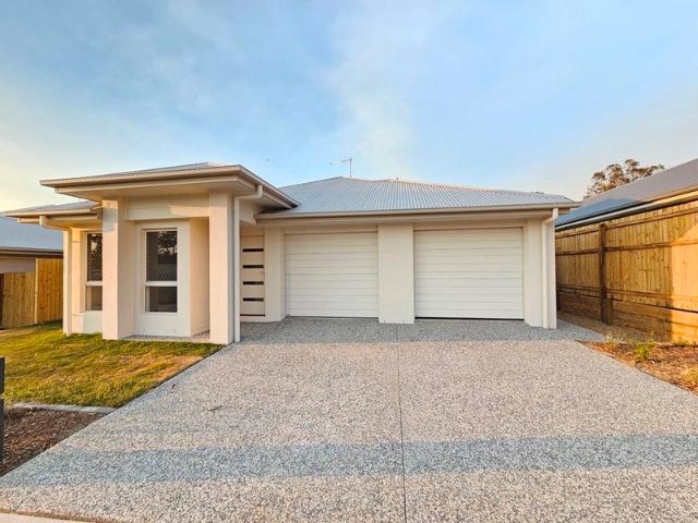 2 BEDROOM DUPLEX WITH OPEN PLAN KITCHEN LIVING THAT OPENS OUT ONTO ALFRESCO DINING AREA. GOOD SIZE BEDROOMS. AIR CON IN MASTER!