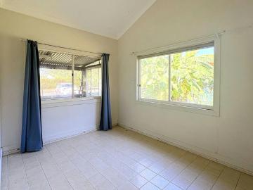 2 Bedroom Duplex with Large backyard