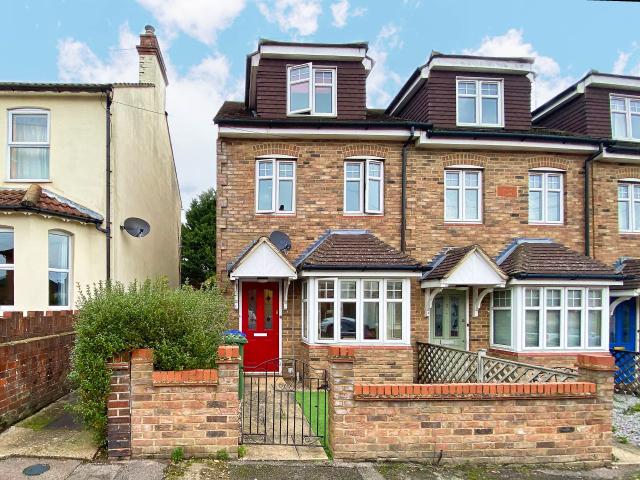 2 BEDROOM End of Terrace House