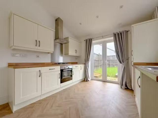 2 bedroom end of terrace house for rent in Cavendish Road, Pat.