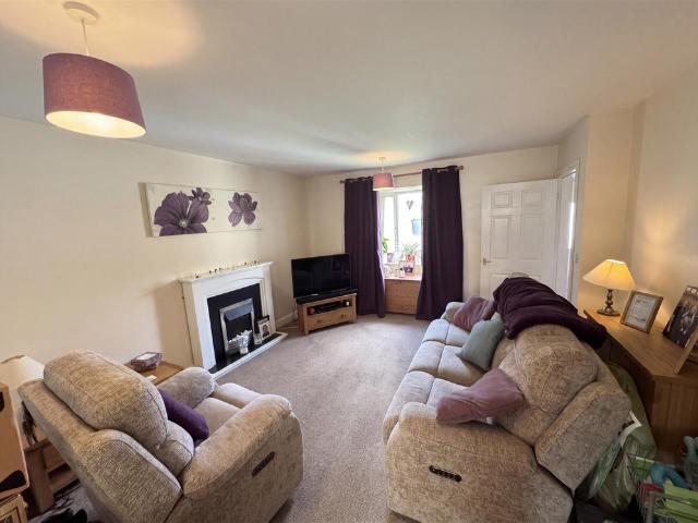 2 Bedroom End of Terrace House for rent in Carr Hill Court,Balby,Doncaster