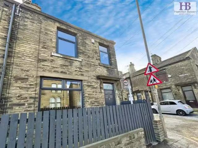 2 bedroom end of terrace house for rent in Albert Road, Queens.