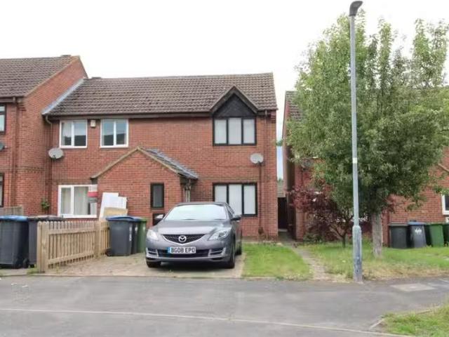 2 bedroom end of terrace house for rent in Armstrong Close, Ru.