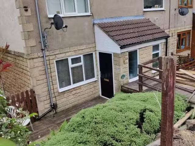 2 bedroom end of terrace house for rent in Astral View, Bradfo.