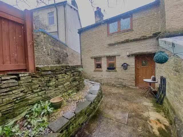 2 bedroom end of terrace house for rent in Bonfire Hill Road.