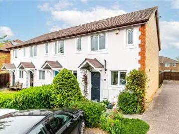 2 bedroom end of terrace house for rent in Brooke End, Redbour.