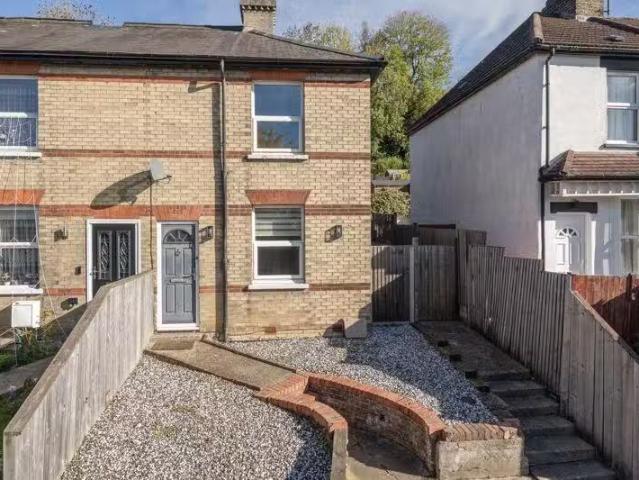 2 bedroom end of terrace house for rent in Godstone Road, Kenl.