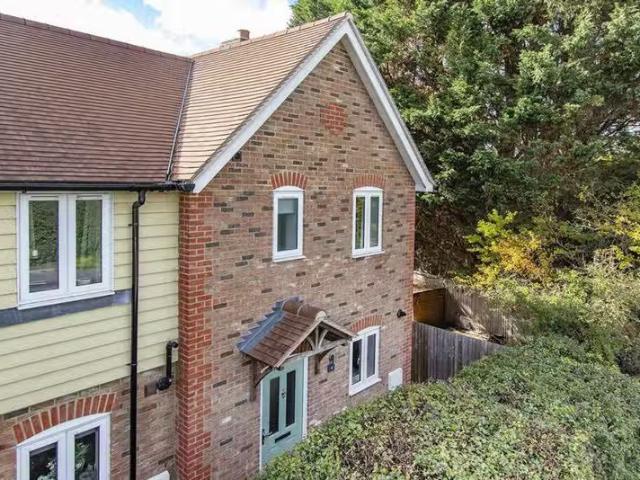 2 bedroom end of terrace house for rent in Golden Cross, Hails.