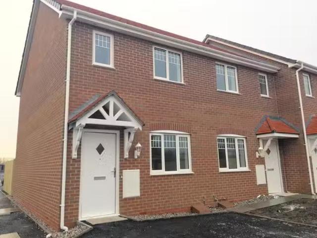2 bedroom end of terrace house for rent in Garden Village, Sal.