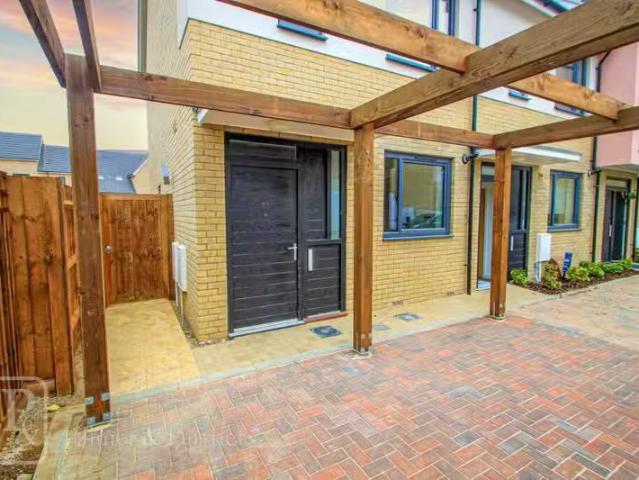 2 bedroom end of terrace house for rent in Endeavour Way, Colc.