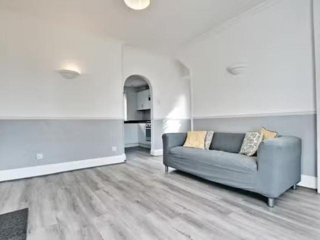 2 bedroom end of terrace house for rent in Keedonwood Road, Br.