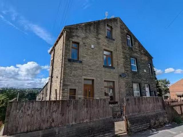 2 bedroom end of terrace house for rent in Hainworth Wood Road.