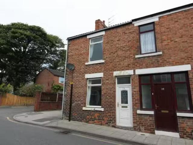 2 bedroom end of terrace house for rent in High Street, Willin.