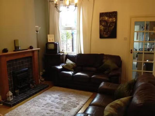 2 bedroom end of terrace house for rent in Institute Road, Kin.